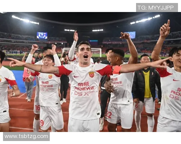 退役足球明星重返赛场再展风采球迷热情高涨期待精彩对决